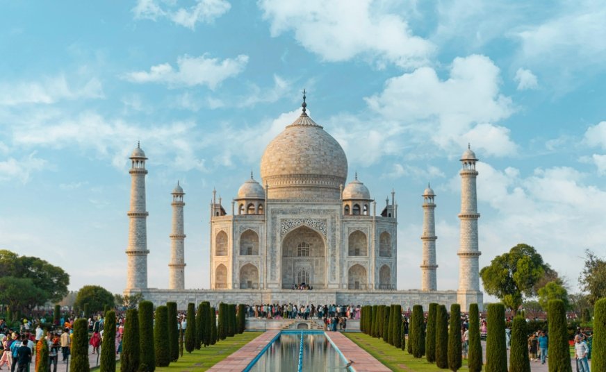 Same-Day-Taj-Mahal-Tour-by-Gatiman-Express-Train